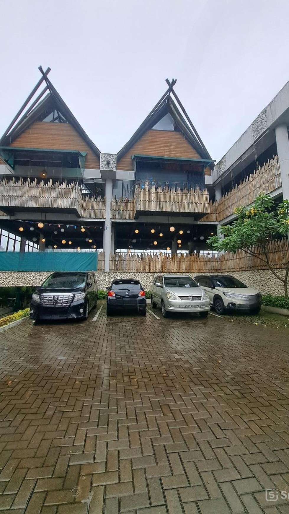 Peluang Investasi Terbaik! Restaurant 4 Lantai di Puncak Bogor - Lokasi Ramai & Strategis