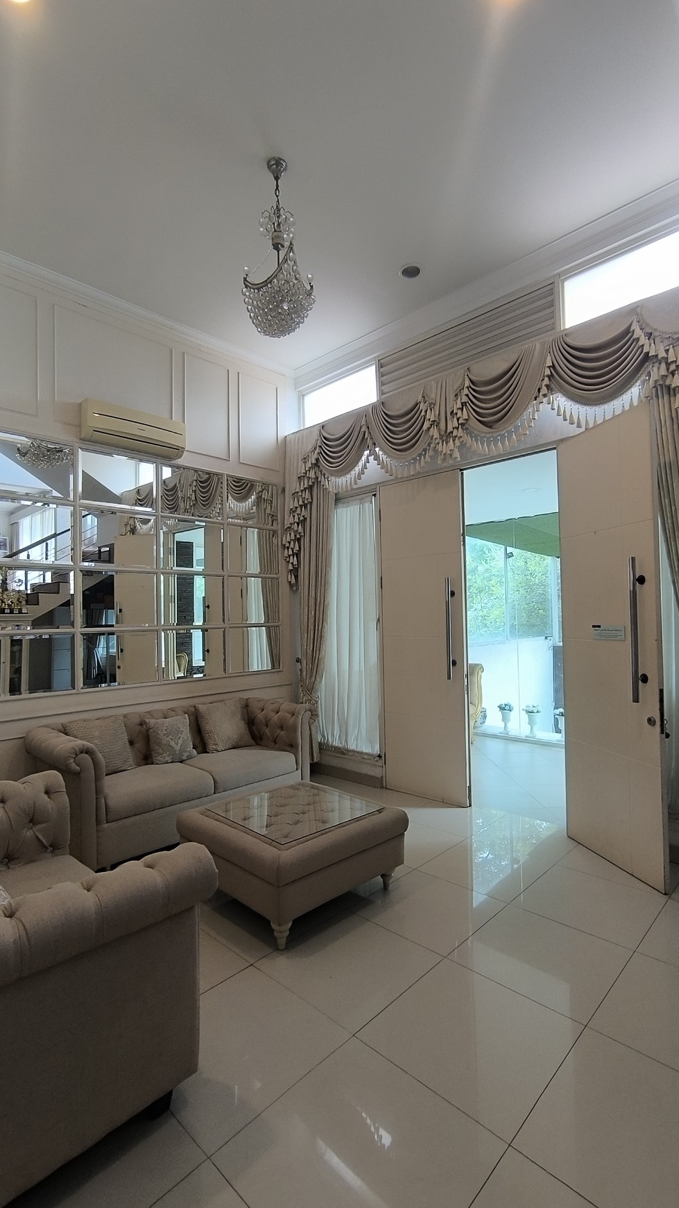 Nego sampai jadi!! Dijual Rumah Cantik Full Furnished di Cluster East Esplanade, Grand Wisata