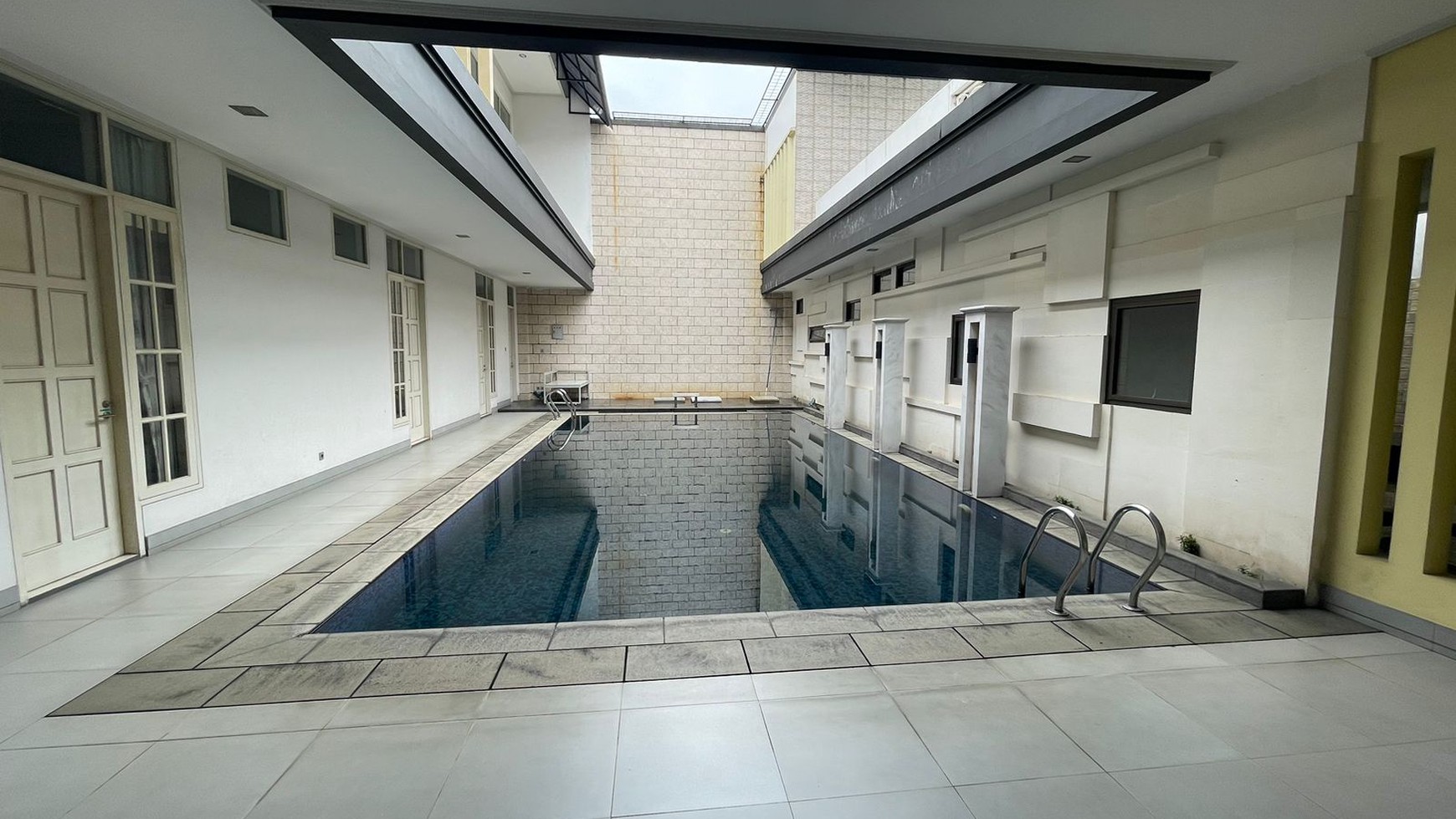 Dijual Rumah Bangunan Baru Luas 1.390m2 Daerah strategis di Fatmawati Jakarta Selatan.