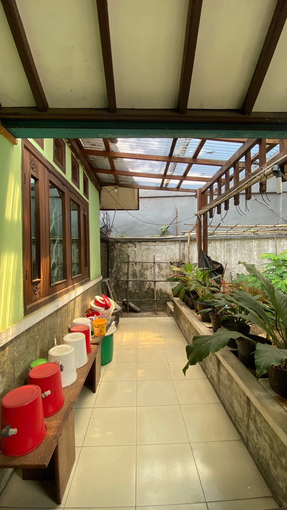 Dijual rumah lama di Jl Penjernihan - Benhil - Jakarta Pusat.