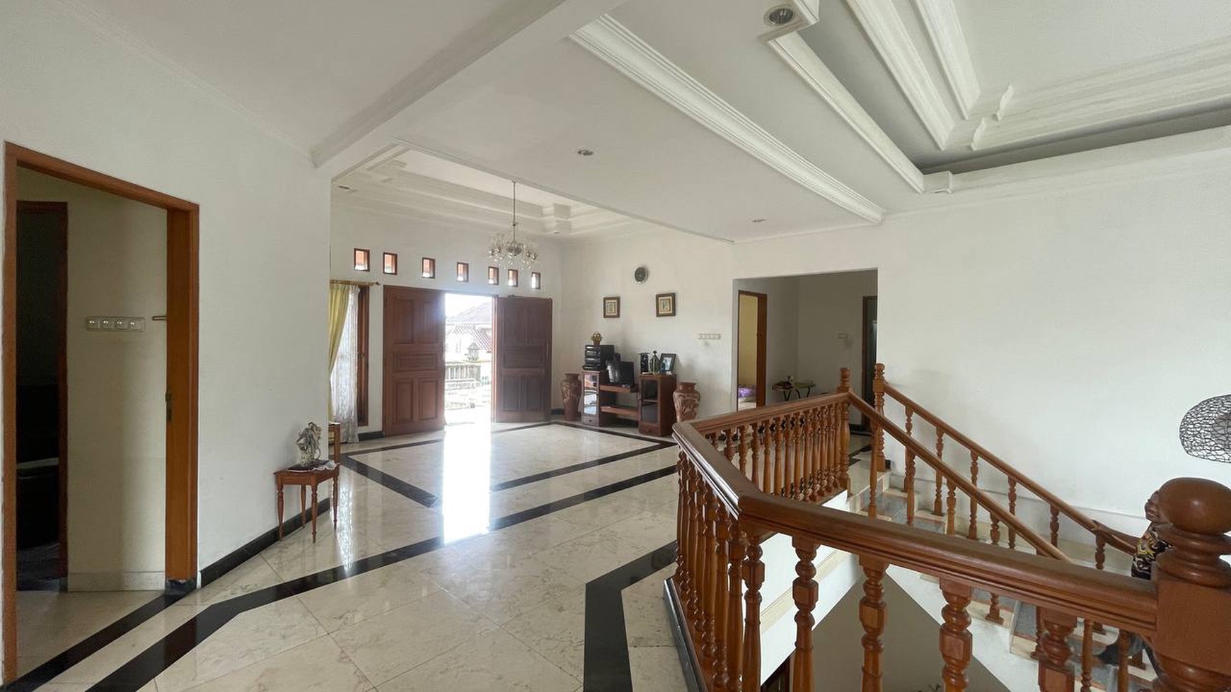 Luxury Classic-Style House in an Elite Neighborhood, Teras Ayung, Denpasar