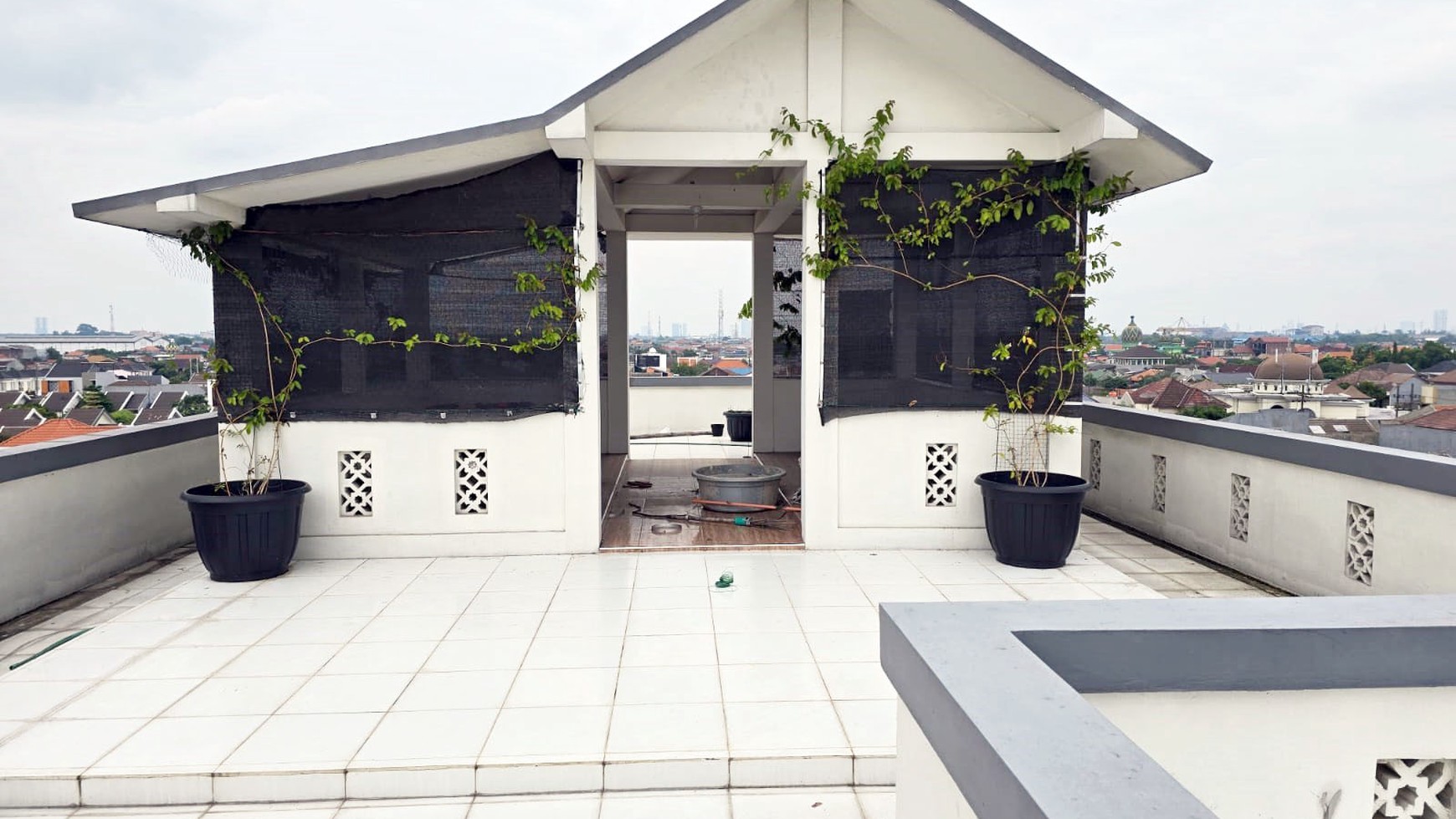 Rumah di Taman Pondok Jati Sidoarjo, 3 Lantai (Lantai 3 Rooftop), Minimalis, Renov, Siap Huni