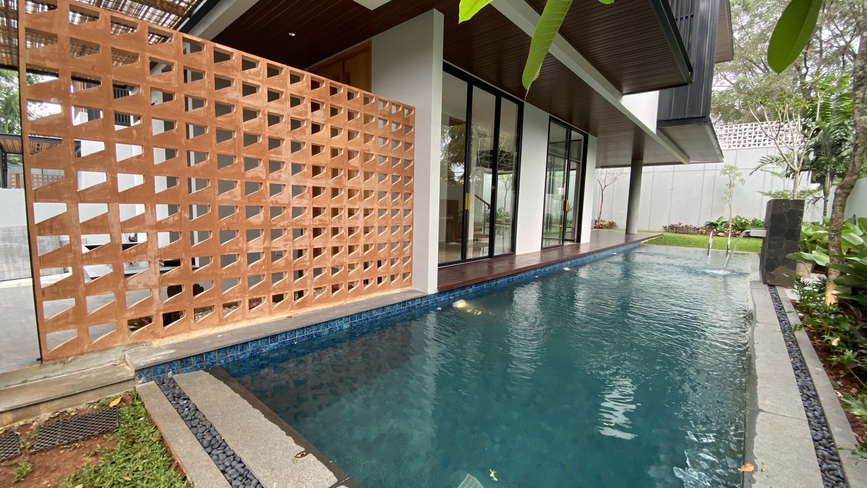 TURUN HARGA! RUMAH BARU MODERN TROPICAL HOUSE DI KEMANG