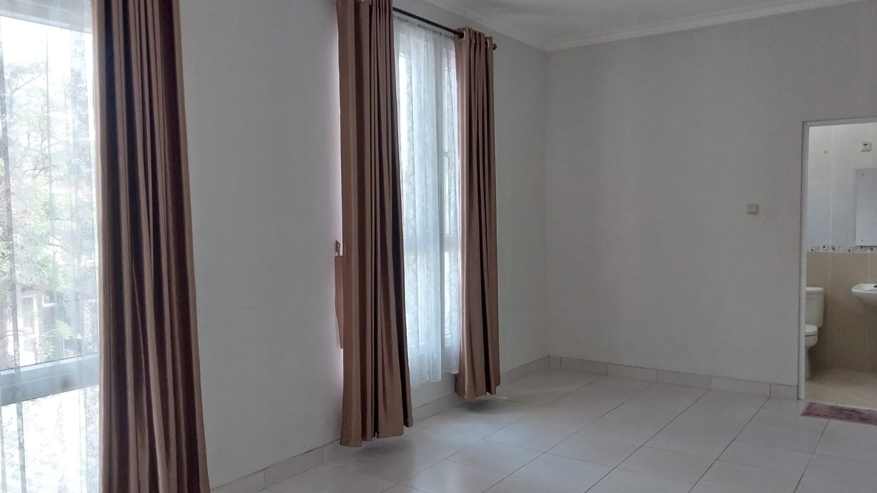 Rumah 2 Lantai Unfurnished di dalam Cluster di Kota Wisata