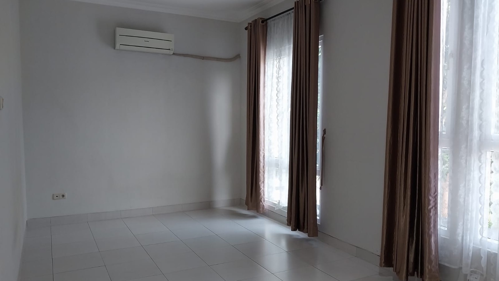 Rumah 2 Lantai Unfurnished di dalam Cluster di Kota Wisata