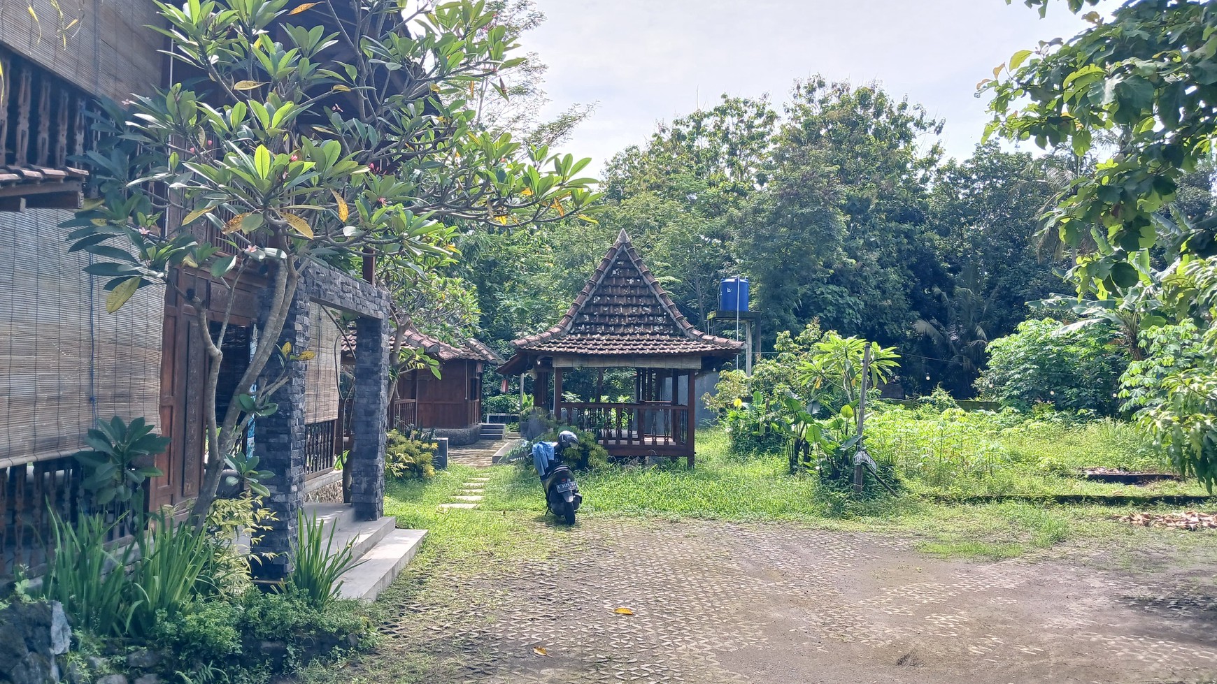 TANAH LUAS 1985 METER PERSEGI DAN  BANGUNAN RESTO DI SEYEGAN SLEMAN