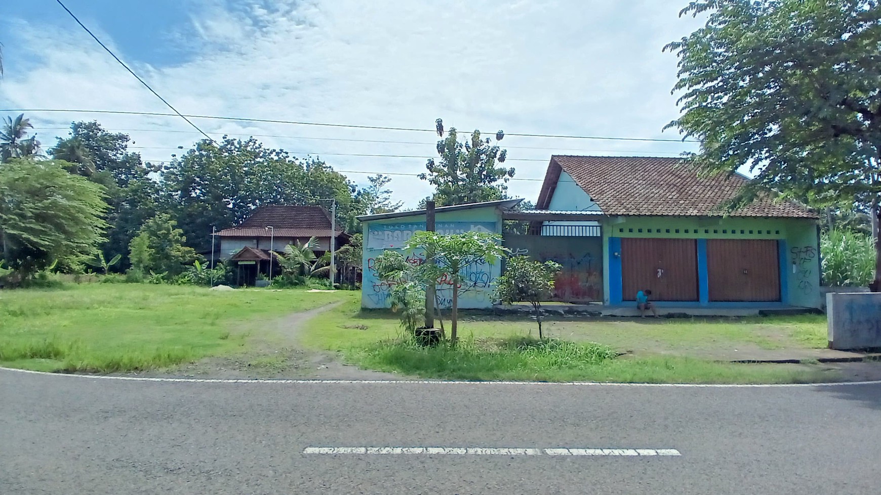 TANAH LUAS 1985 METER PERSEGI DAN  BANGUNAN RESTO DI SEYEGAN SLEMAN