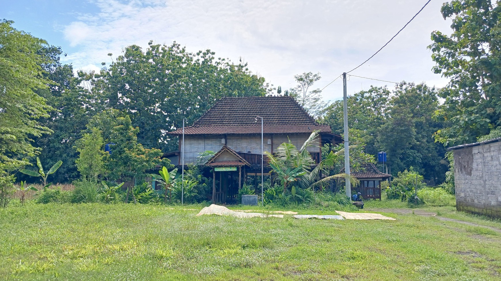 TANAH LUAS 1985 METER PERSEGI DAN  BANGUNAN RESTO DI SEYEGAN SLEMAN