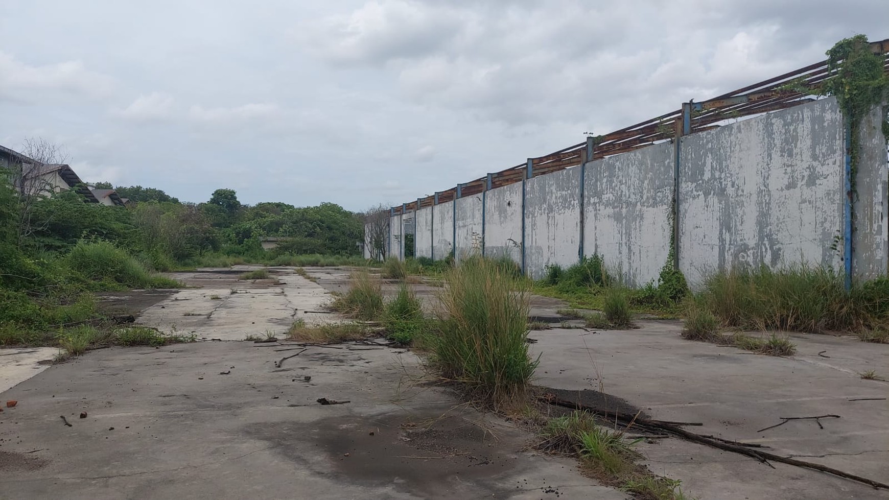 Dijual Tanah Murah Bonus Bangunan Tua 4.000 m di Kawasan Industri Jatake, Tangerang