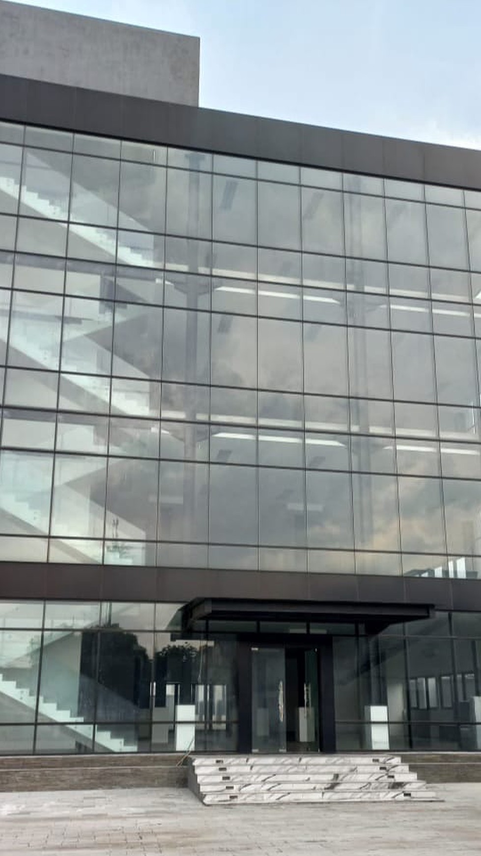 DiJual Cepat Gedung 4,5 Lantai Siap Pakai Jl. Raya Kebayoran Lama Luas Tanah 2.826 m2.