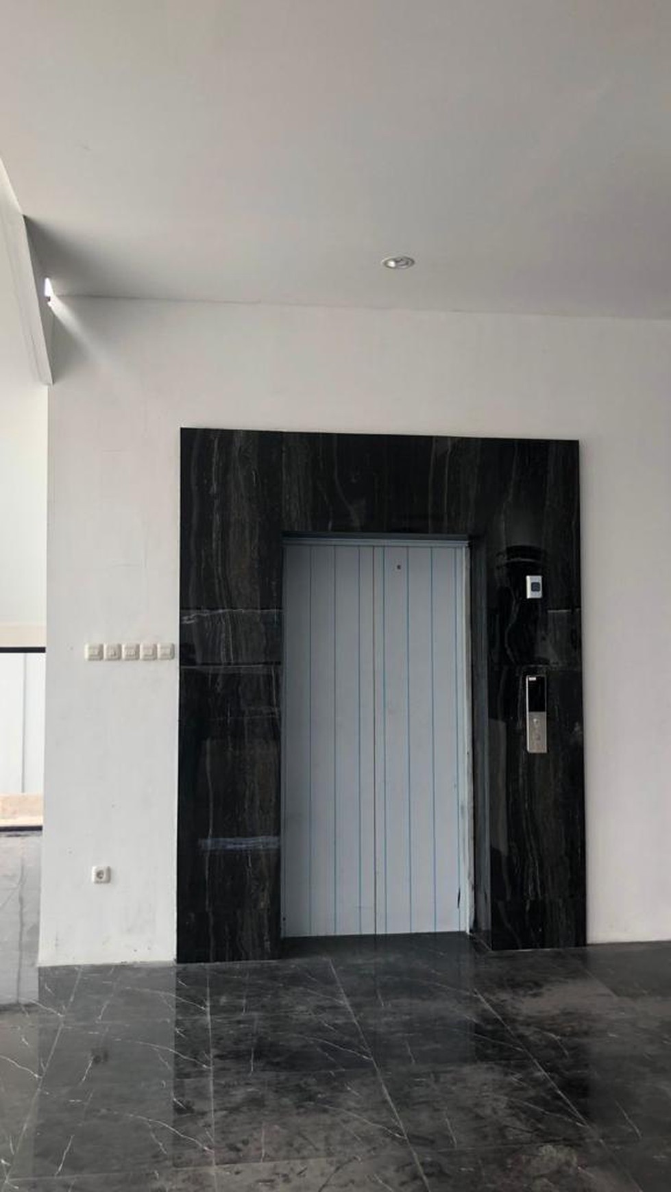 DiJual Cepat Gedung 4,5 Lantai Siap Pakai Jl. Raya Kebayoran Lama Luas Tanah 2.826 m2.