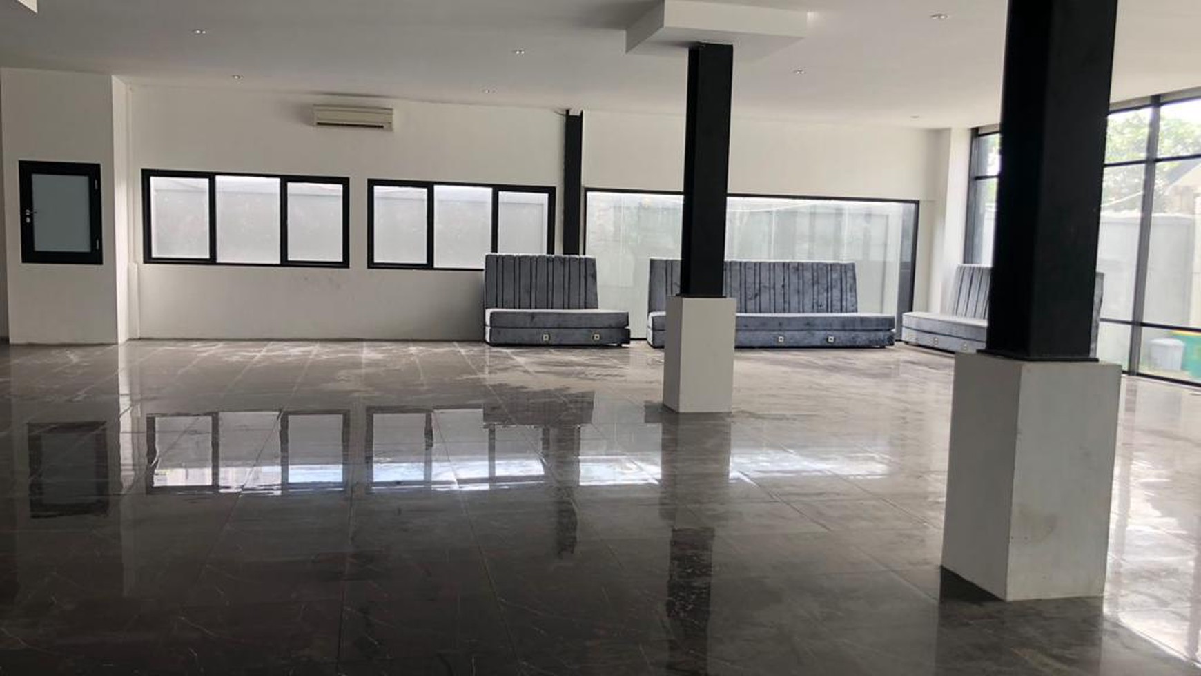 DiJual Cepat Gedung 4,5 Lantai Siap Pakai Jl. Raya Kebayoran Lama Luas Tanah 2.826 m2.