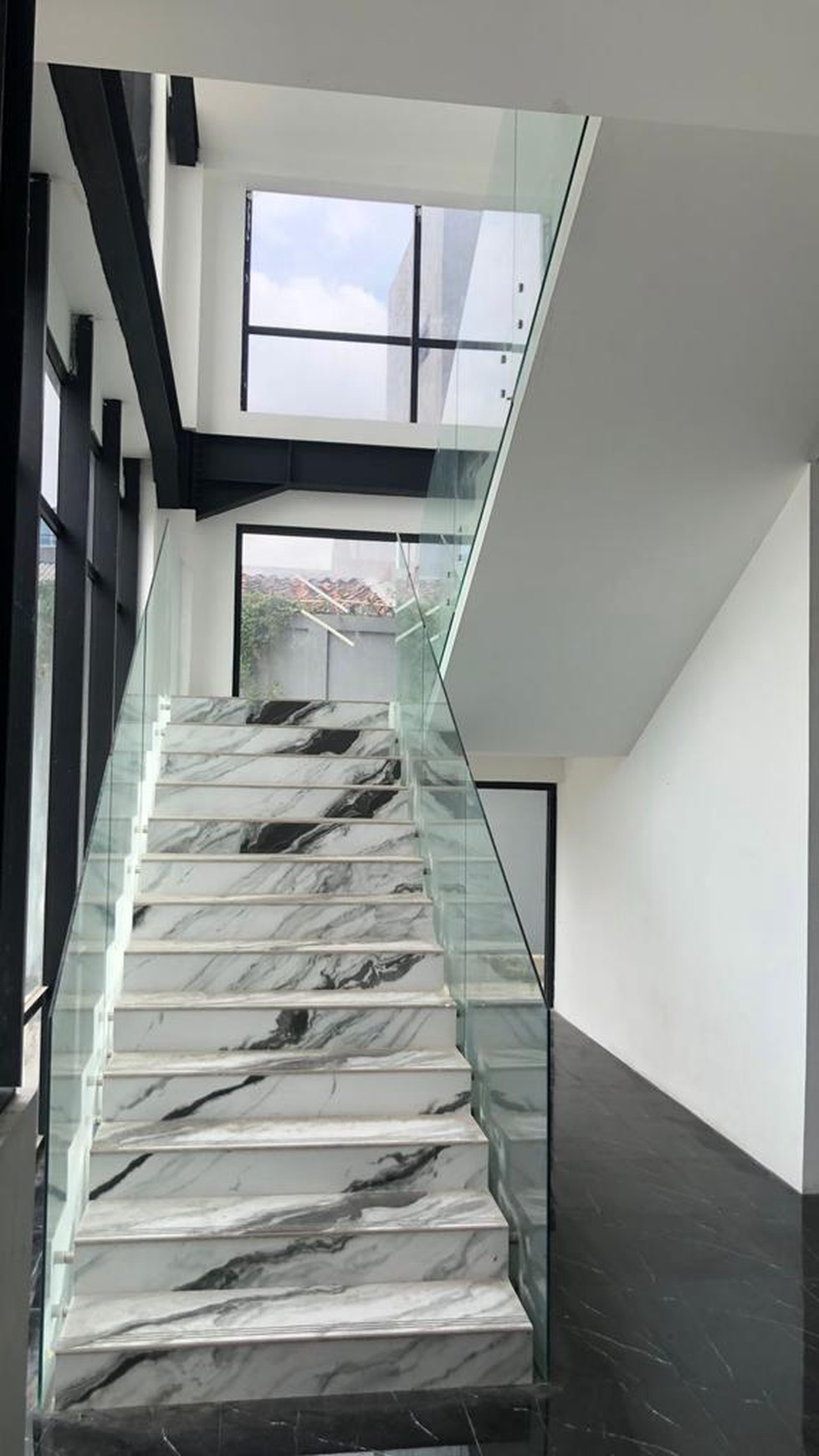DiJual Cepat Gedung 4,5 Lantai Siap Pakai Jl. Raya Kebayoran Lama Luas Tanah 2.826 m2.