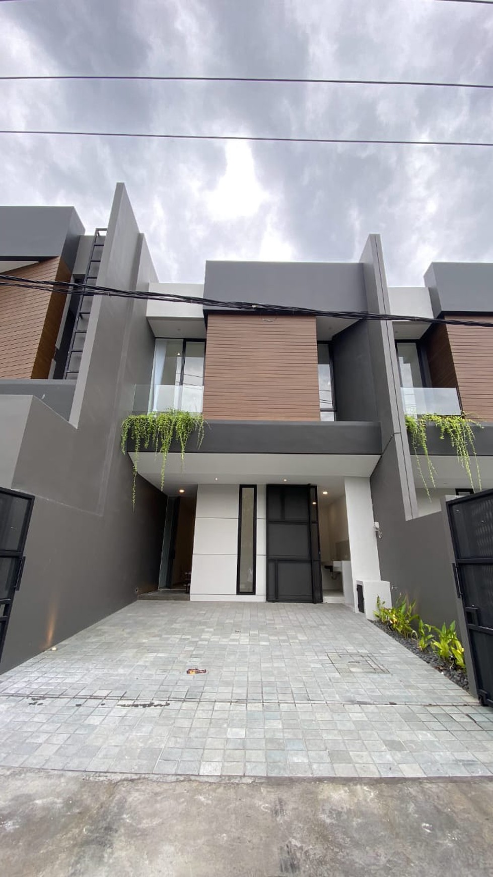 Yn01. Dijual Rumah Baru Raya Kutisari Indah Surabaya