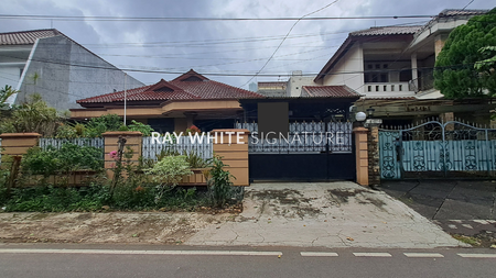 Dijual Rumah Lama Lokasi Bagus bebas banjir di Pondok Bambu