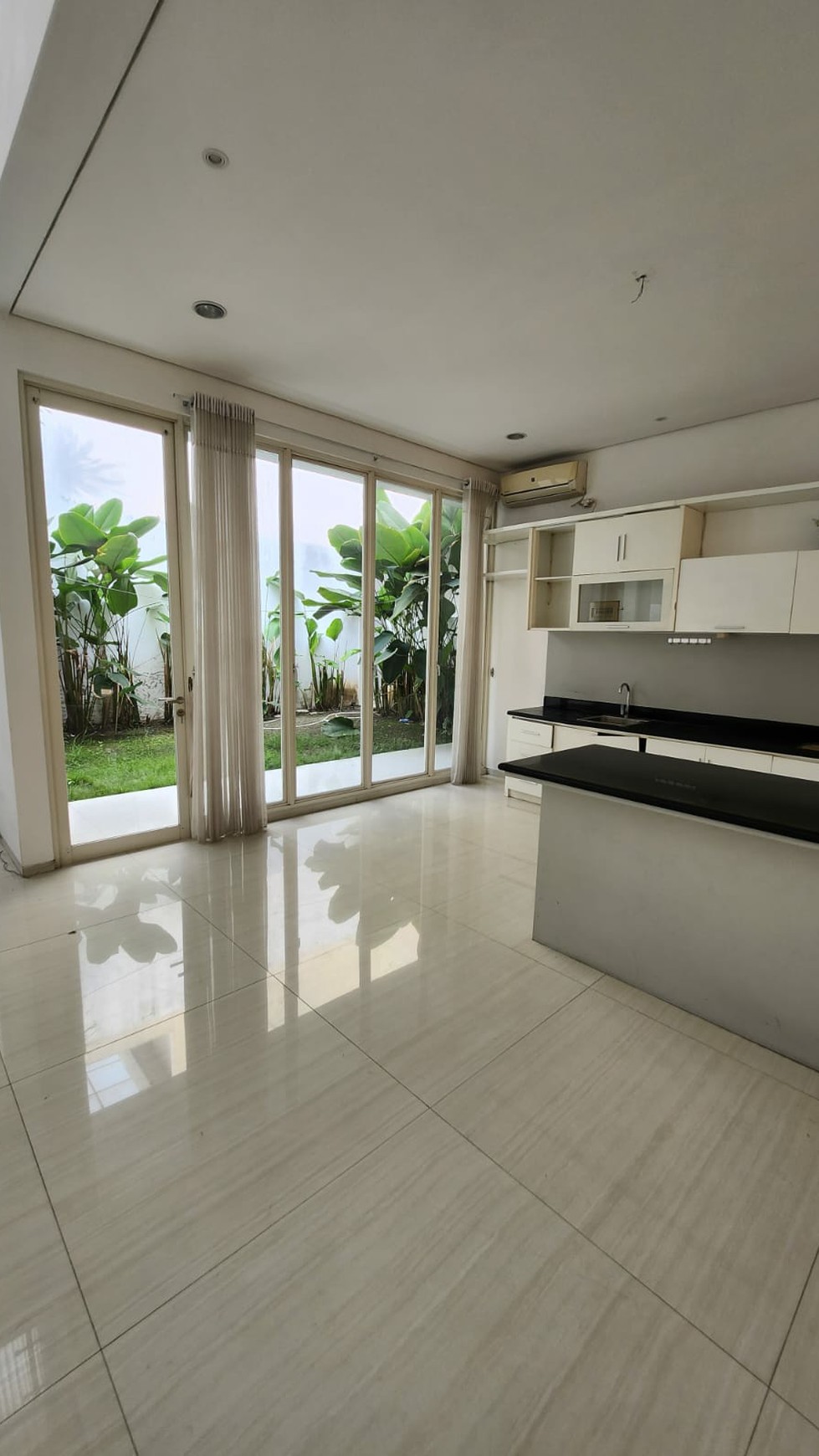 Jual / Sewa Rumah Graha Famili blok Favorite SEMI Furnished Modern Mewah + Garasi Carport 4 mobil Siqp Huni