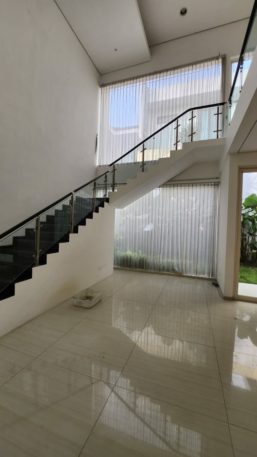 Jual / Sewa Rumah Graha Famili blok Favorite SEMI Furnished Modern Mewah + Garasi Carport 4 mobil Siqp Huni
