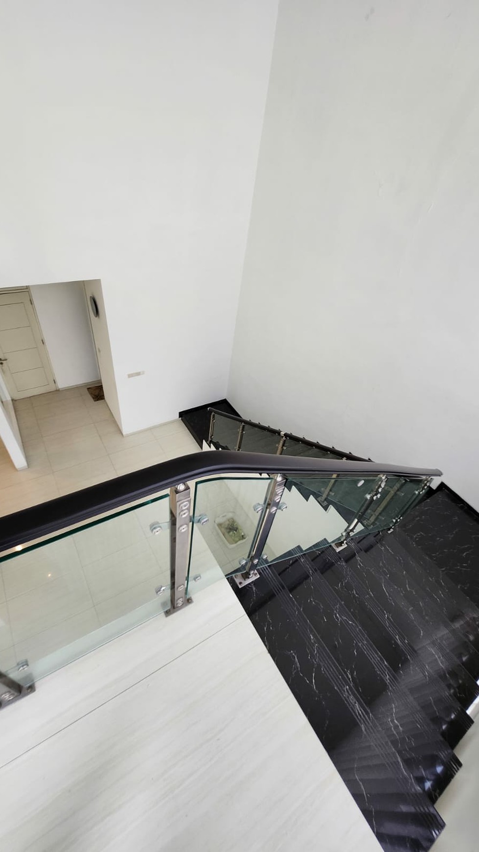 Jual / Sewa Rumah Graha Famili blok Favorite SEMI Furnished Modern Mewah + Garasi Carport 4 mobil Siqp Huni