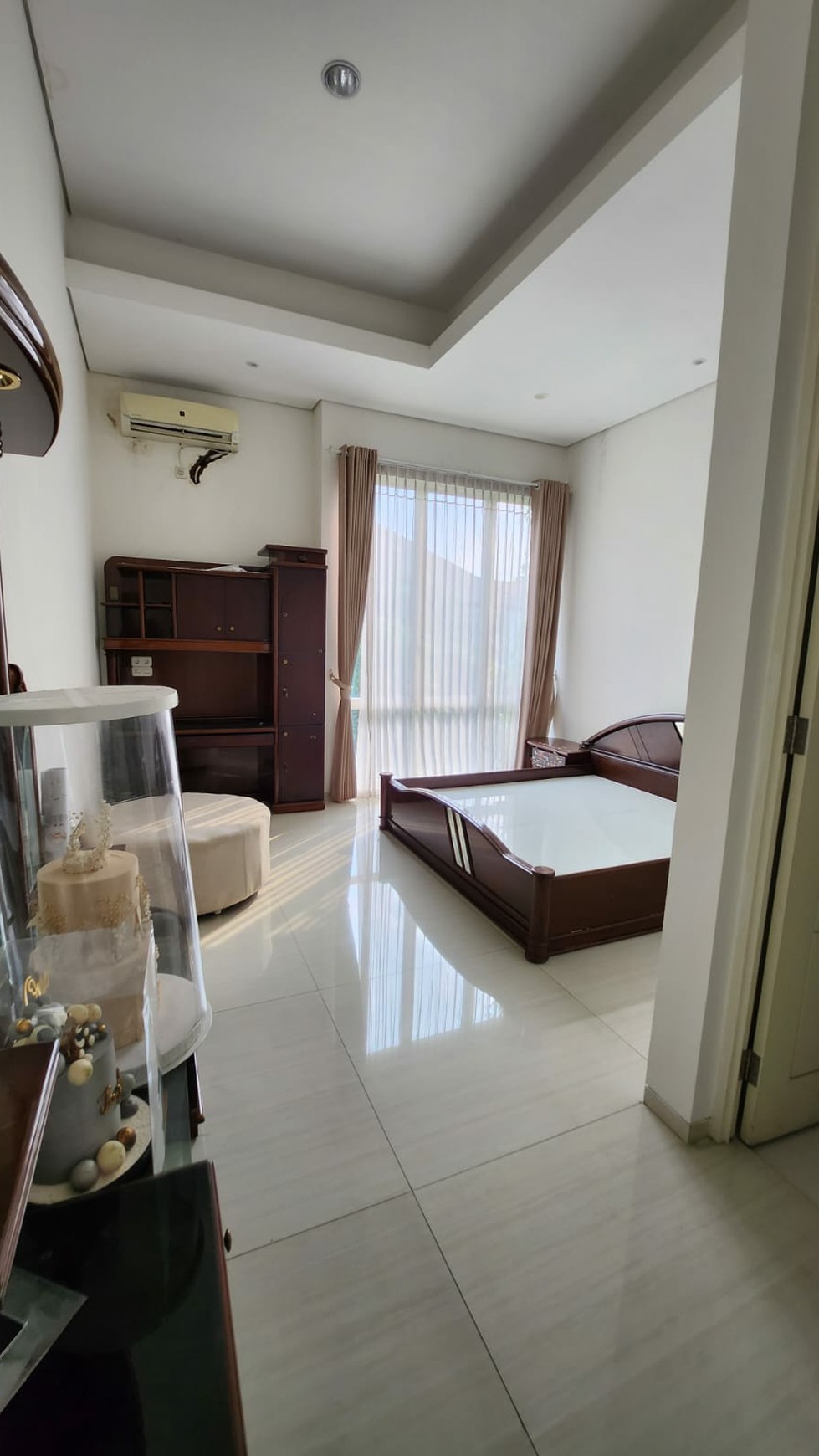 Jual / Sewa Rumah Graha Famili blok Favorite SEMI Furnished Modern Mewah + Garasi Carport 4 mobil Siqp Huni