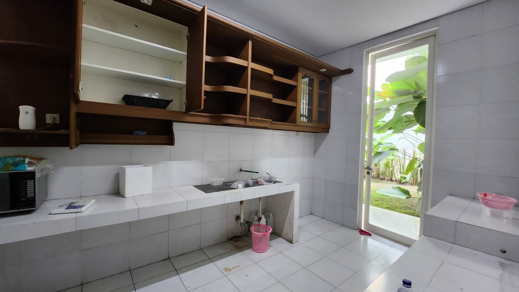 Jual / Sewa Rumah Graha Famili blok Favorite SEMI Furnished Modern Mewah + Garasi Carport 4 mobil Siqp Huni