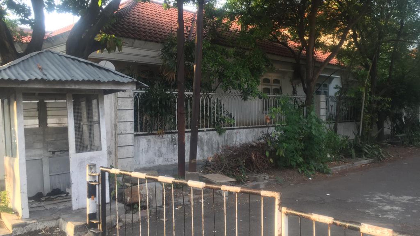 Dijual Rumah Luas Cocok Untuk Usaha Lokasi Di Gayungsari Barat Surabaya