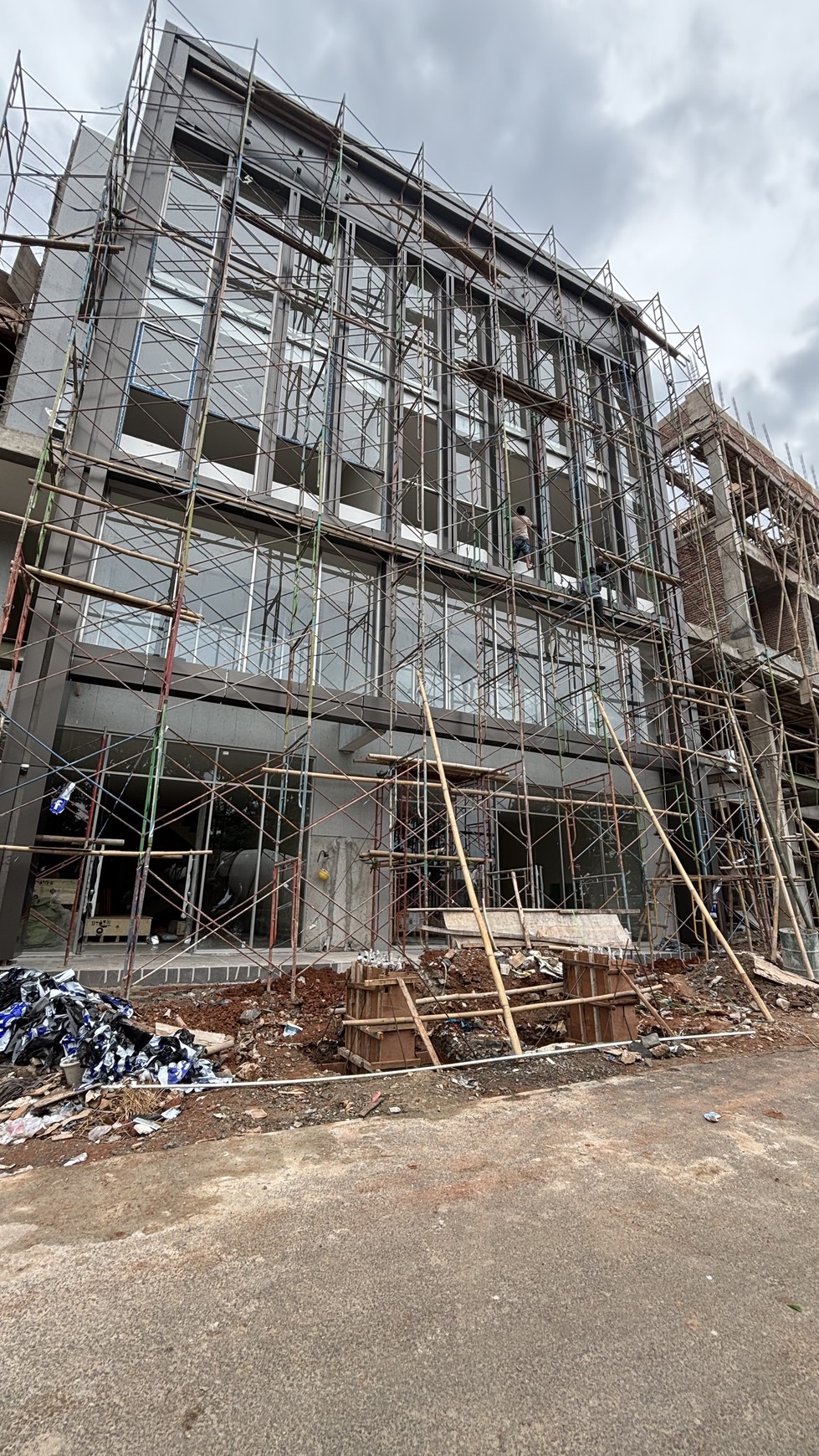 Ruko Devant Business Loft 4 Lantai Ada Lift di Jl. Raya Boulevard Kota Wisata