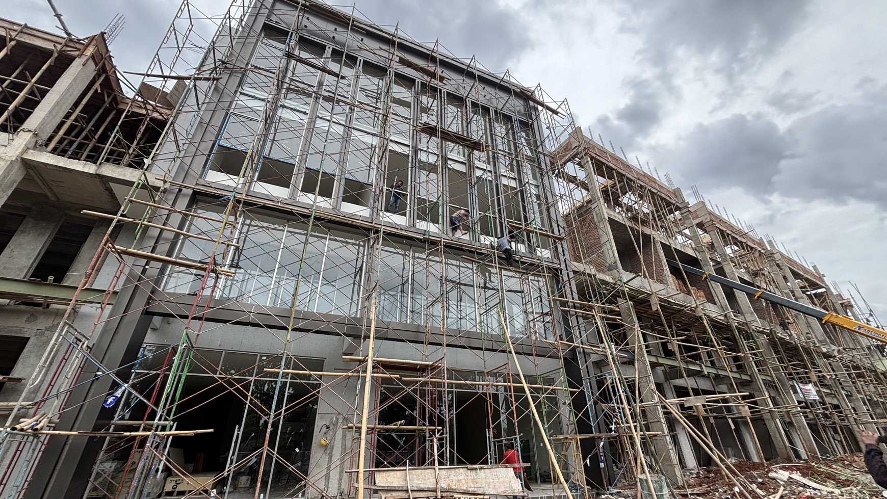 Ruko Devant Business Loft 4 Lantai Ada Lift di Jl. Raya Boulevard Kota Wisata