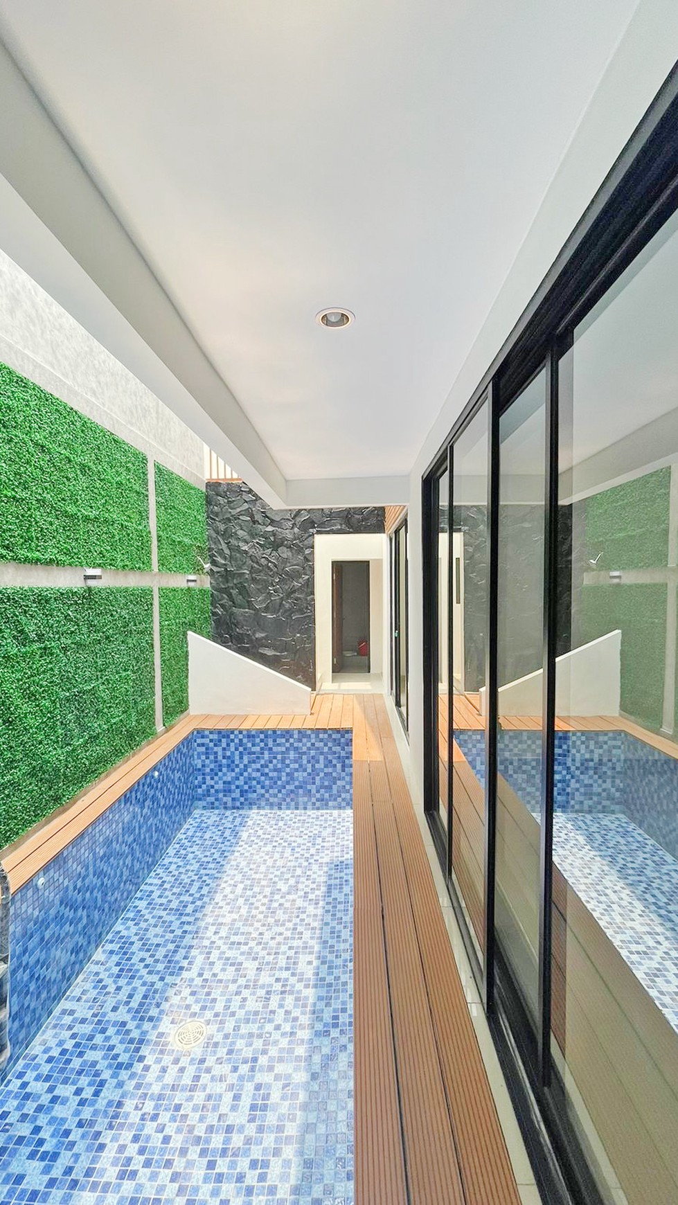 Dijual Rumah ada Pool di Bintaro Sektor 9