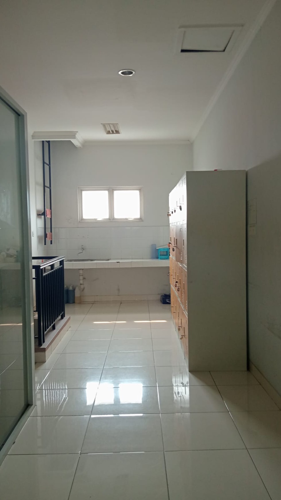 The spring selatan sewa ruko lengkap dgn alat masak plus meja kursi pelanggan strategis siap huni
