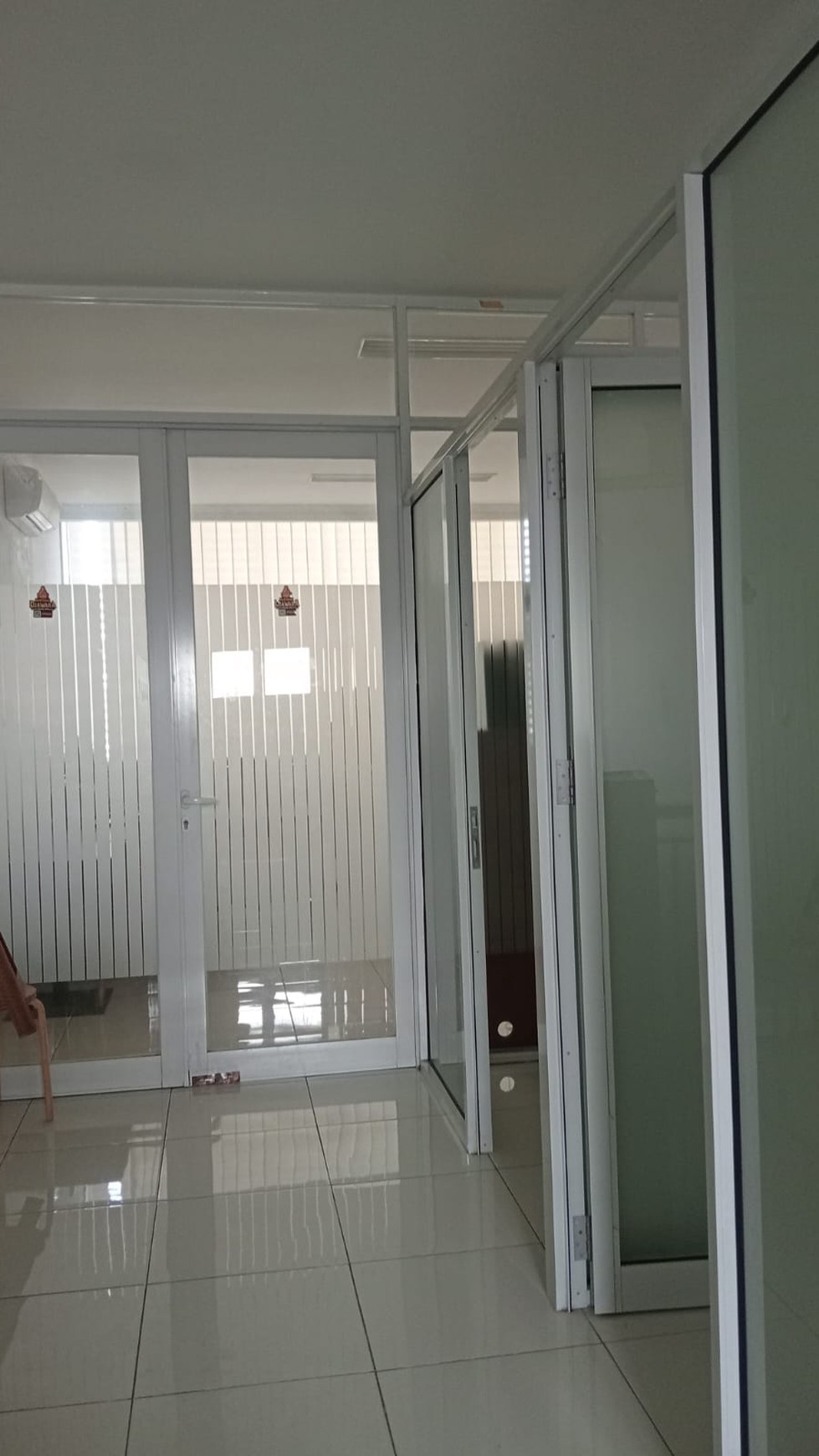 The spring selatan sewa ruko lengkap dgn alat masak plus meja kursi pelanggan strategis siap huni