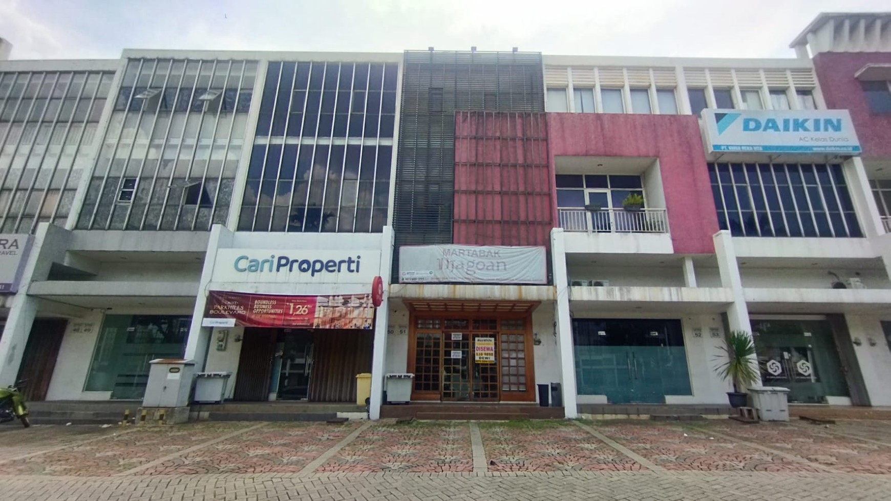 The spring selatan sewa ruko lengkap dgn alat masak plus meja kursi pelanggan strategis siap huni