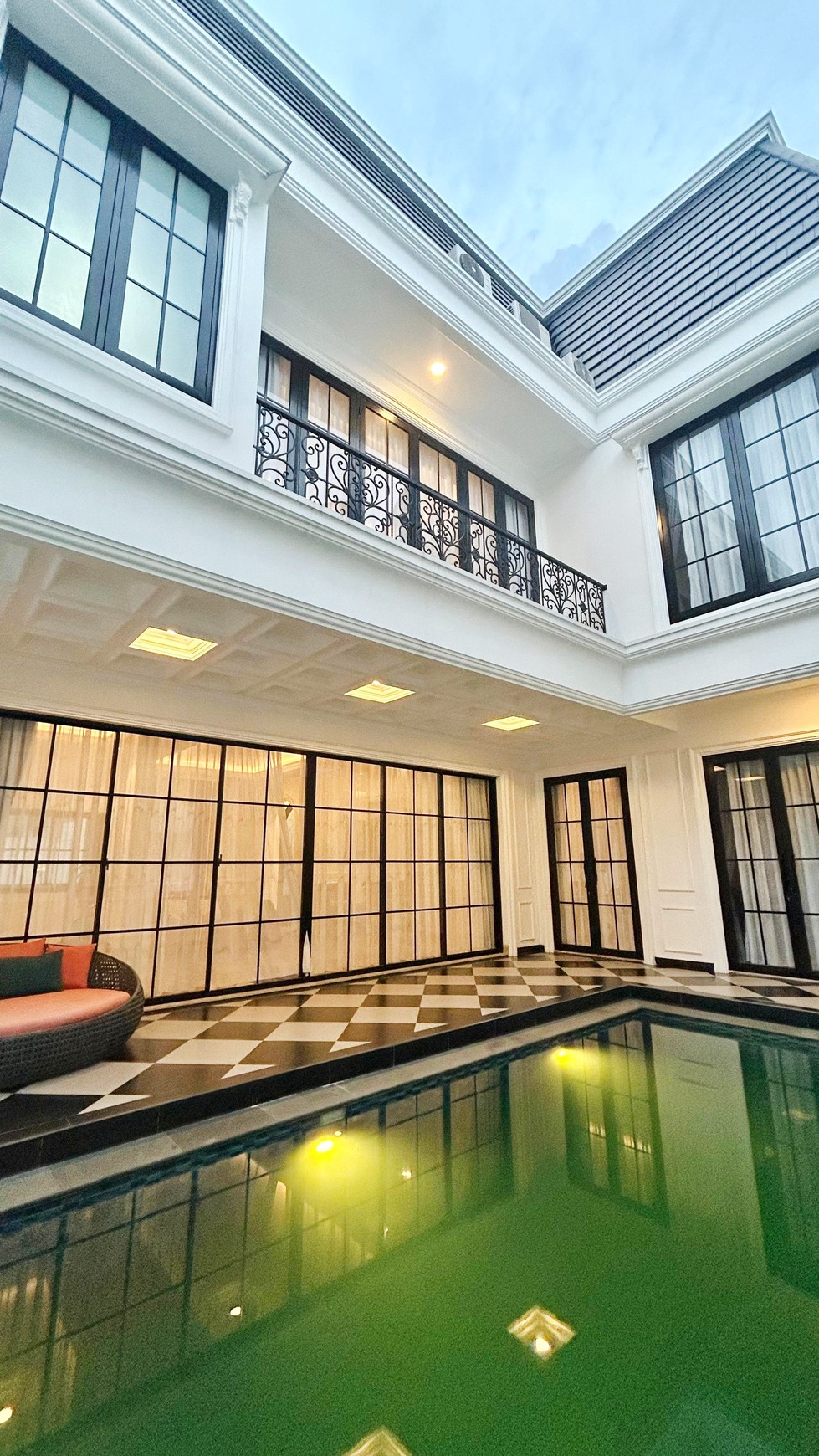 Rumah American Classic di Kebayoran Residence Bintaro