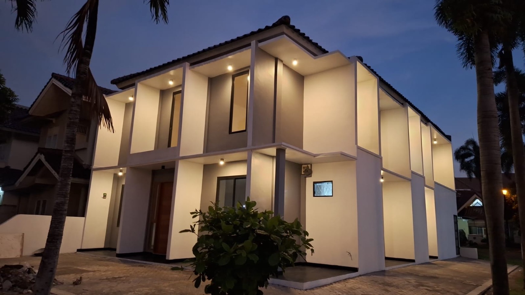 Dijual Rumah Baru Desain Mewah Hoek  - Taman Bromo