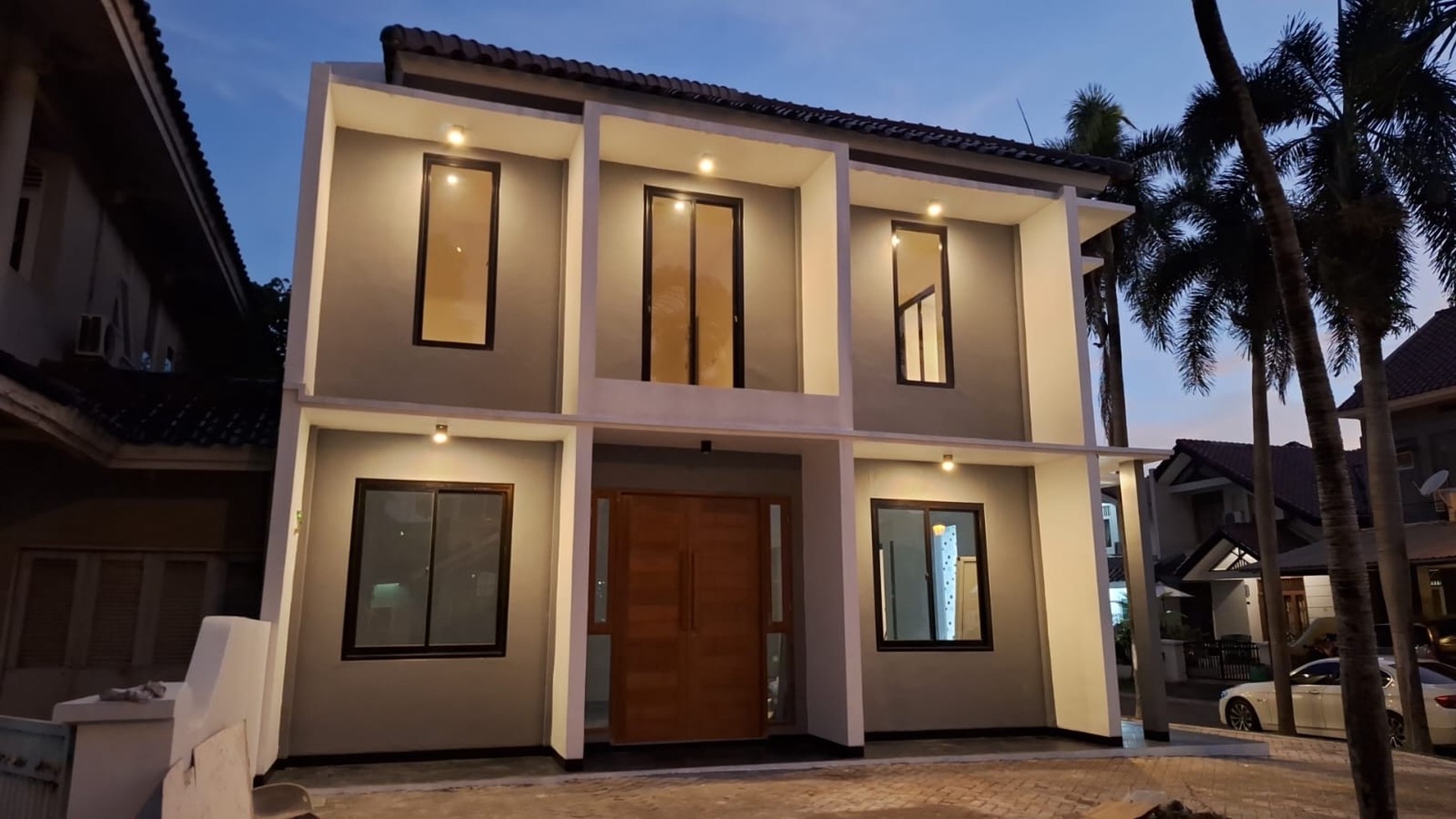 Dijual Rumah Baru Desain Mewah Hoek  - Taman Bromo