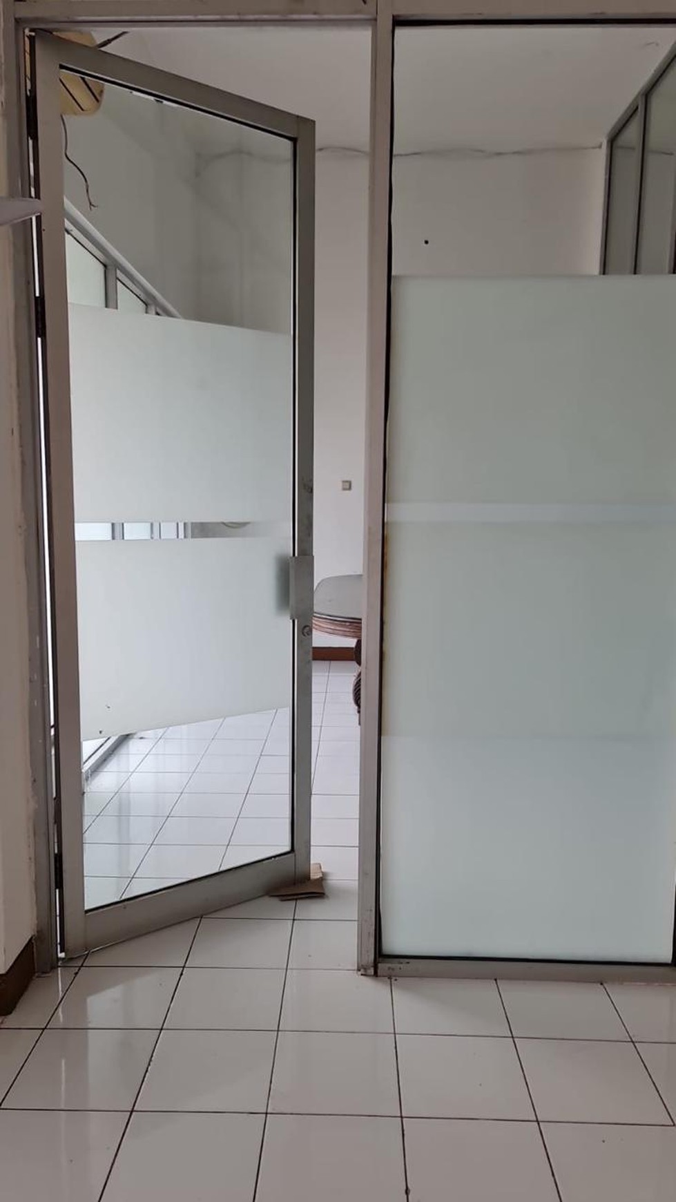 Ruko Gandeng 3 di Jalan Boulevard Gading Serpong cocok untuk Bisnis Kuliner atau kantor Dijual dengan Harga Menarik