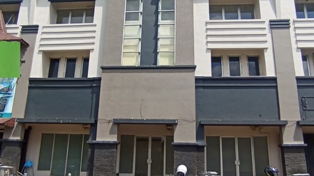 Ruko Gandeng 3 di Jalan Boulevard Gading Serpong cocok untuk Bisnis Kuliner atau kantor Dijual dengan Harga Menarik