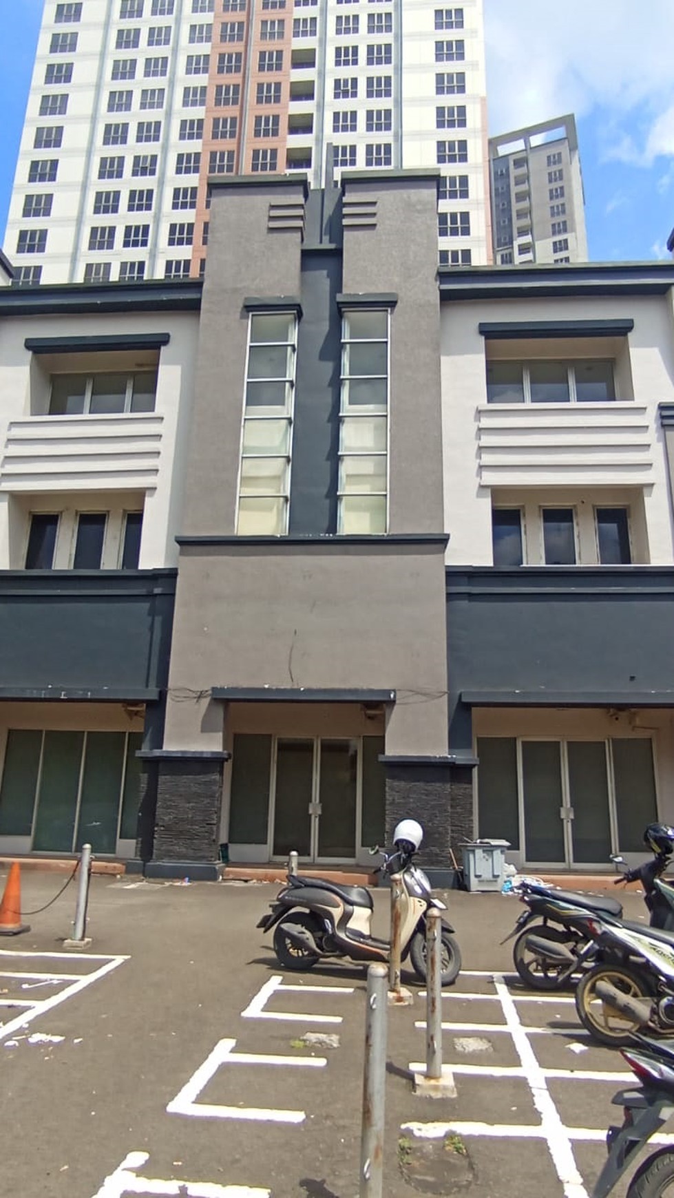 Ruko Gandeng 3 di Jalan Boulevard Gading Serpong cocok untuk Bisnis Kuliner atau kantor Dijual dengan Harga Menarik