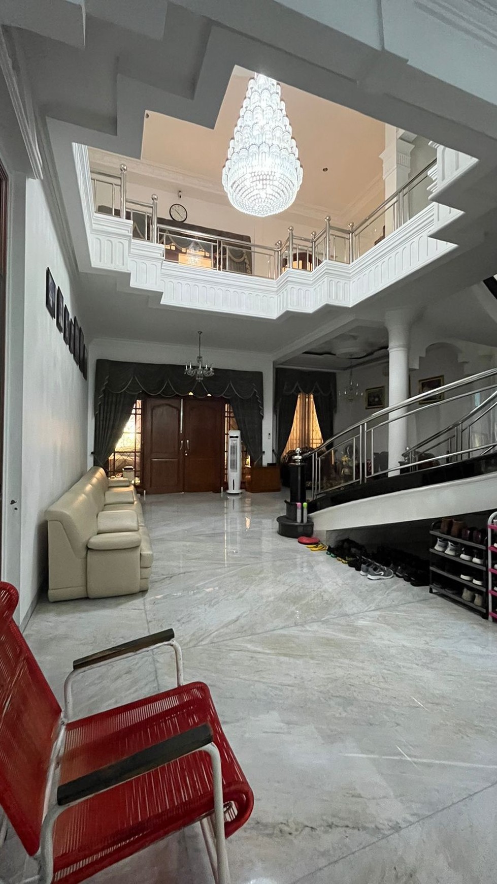 Dijual Rumah Surabaya Pusat FULL MARMER - Jl. Biliton - Gubeng - Parkiran LUAS masuk 10 Mobil - Strategis Komersial area NOL Jalan RAYA cocok buat Segala Usaha