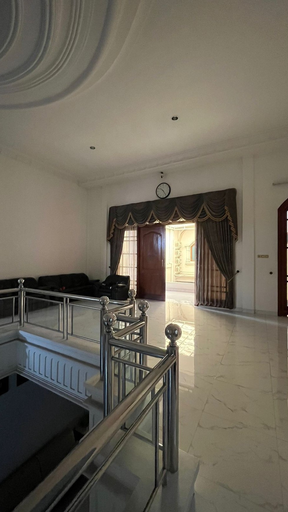 Dijual Rumah Surabaya Pusat FULL MARMER - Jl. Biliton - Gubeng - Parkiran LUAS masuk 10 Mobil - Strategis Komersial area NOL Jalan RAYA cocok buat Segala Usaha