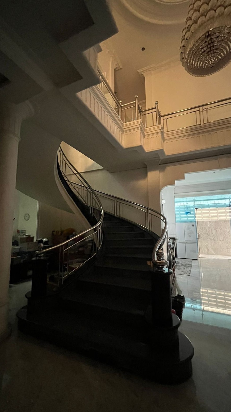 Dijual Rumah Surabaya Pusat FULL MARMER - Jl. Biliton - Gubeng - Parkiran LUAS masuk 10 Mobil - Strategis Komersial area NOL Jalan RAYA cocok buat Segala Usaha