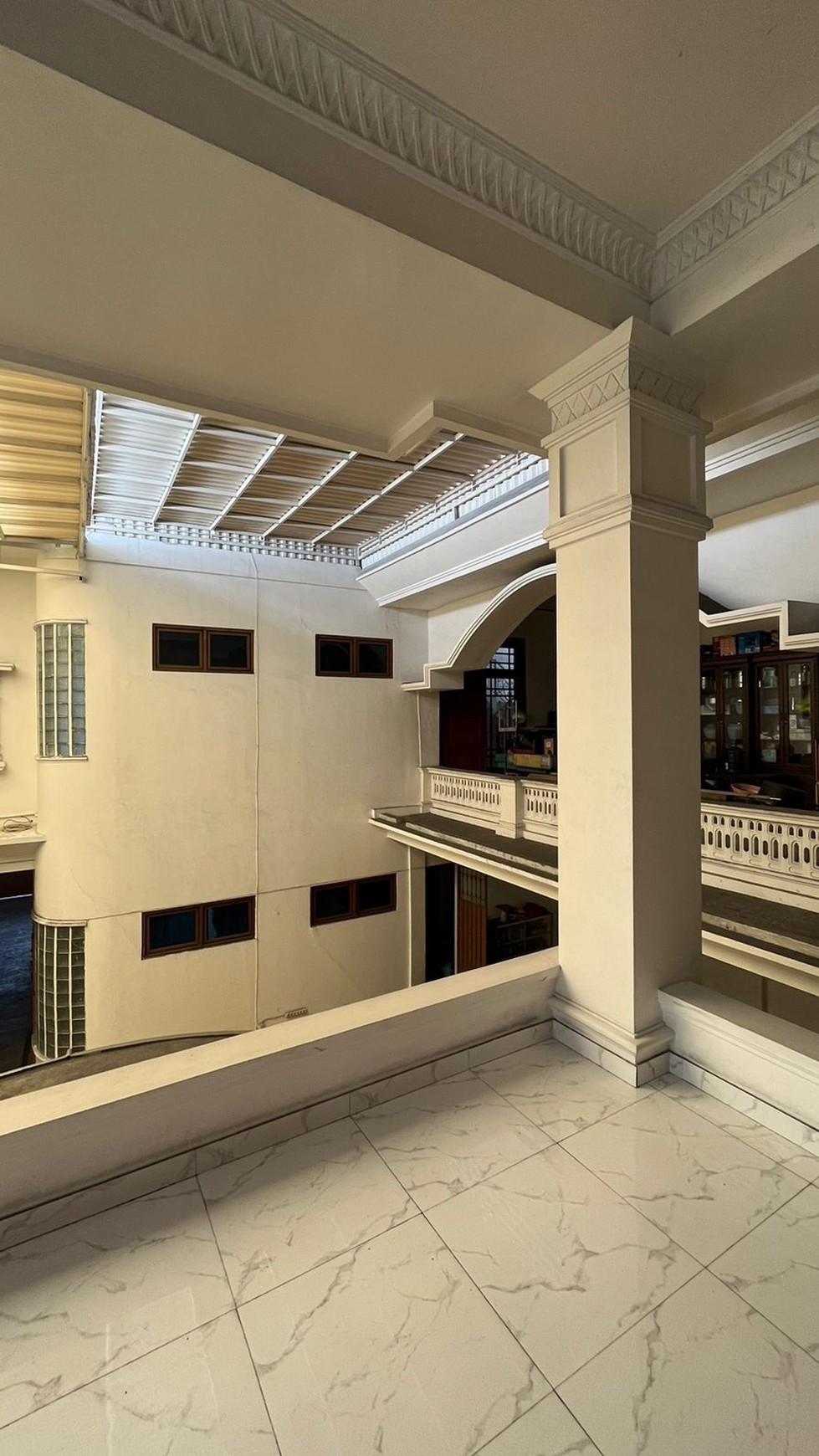 Dijual Rumah Surabaya Pusat FULL MARMER - Jl. Biliton - Gubeng - Parkiran LUAS masuk 10 Mobil - Strategis Komersial area NOL Jalan RAYA cocok buat Segala Usaha
