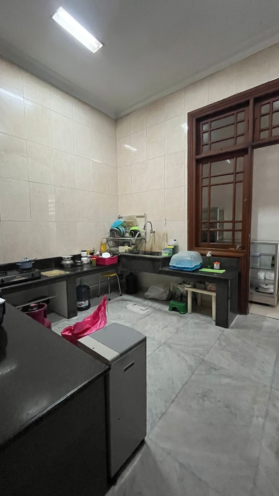 Dijual Rumah Surabaya Pusat FULL MARMER - Jl. Biliton - Gubeng - Parkiran LUAS masuk 10 Mobil - Strategis Komersial area NOL Jalan RAYA cocok buat Segala Usaha