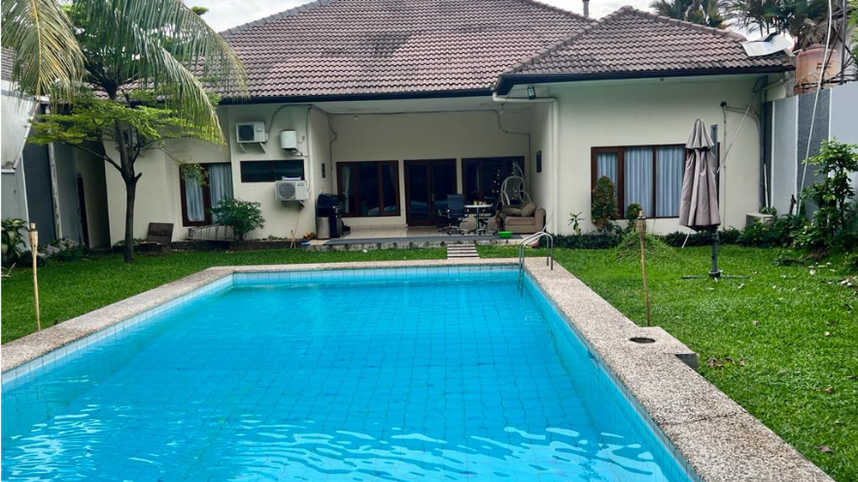 DI Jual Rumah Mewah 1 Lantai Siap Huni terdapat kolam renang di Kemang, Jakarta Selatan