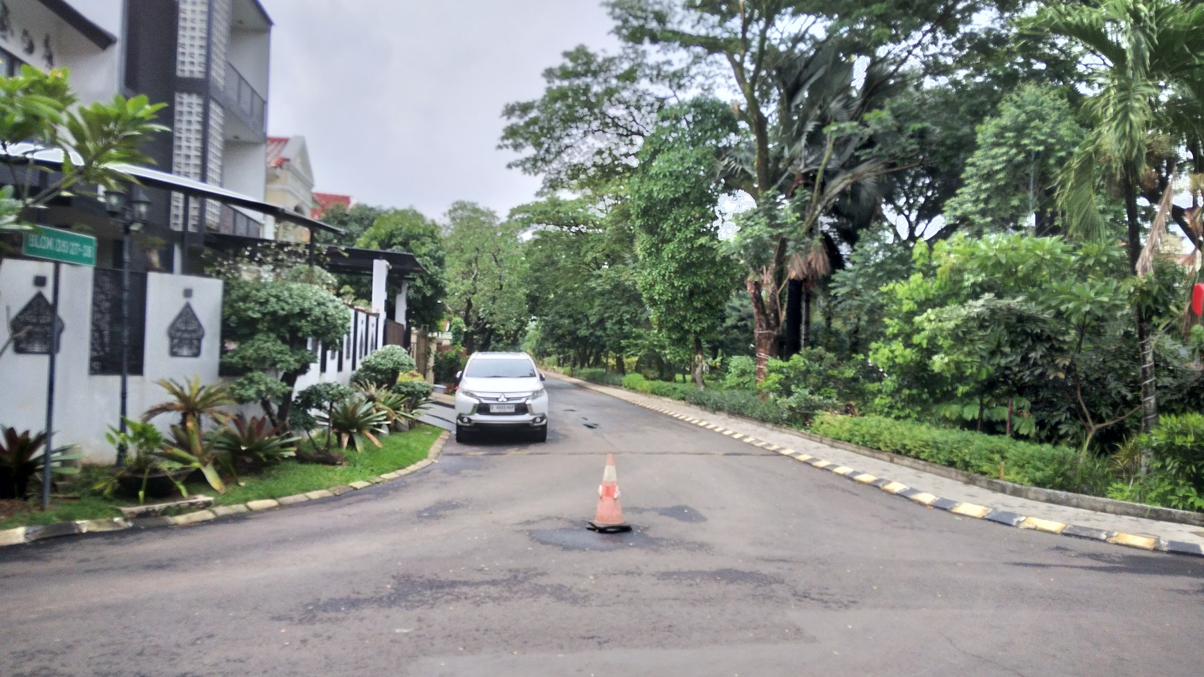 Rumah Hoek cantik siap huni di Citra Grand Cibubur dalam cluster harga nego