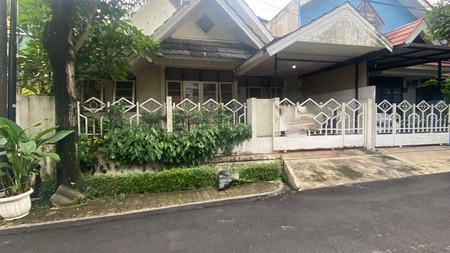 Rumah Lokasi Strategis dengan Lingkungan Asri di Bintaro