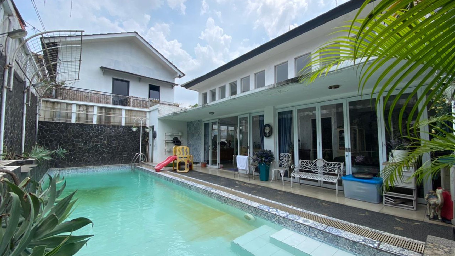 Rumah dengan Kolam Renang di Lebak Bulus, Lingkungan Nyaman & Aman