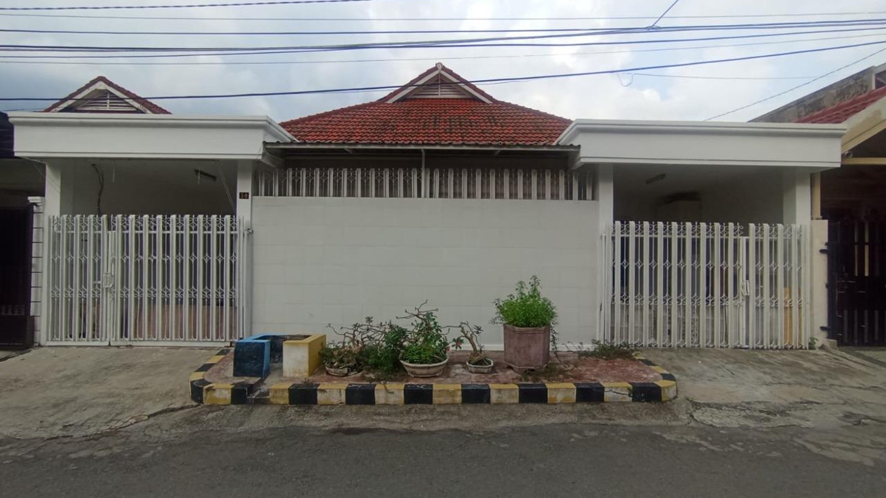 Rumah 2 Carport Kondisi Bagus Darmo Baru Barat