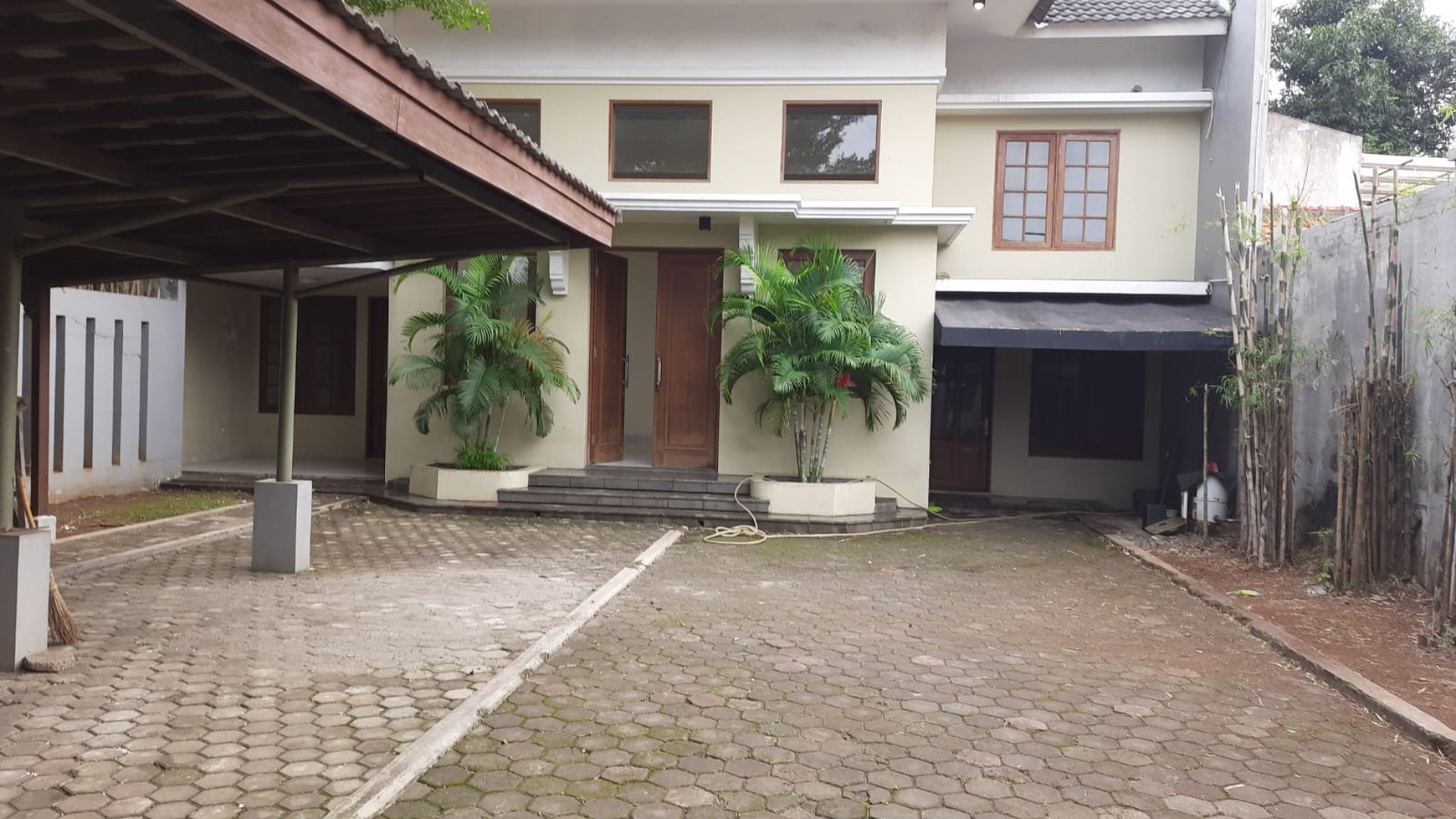 Rumah luas, lokasi strategis di Pondok Ranji.