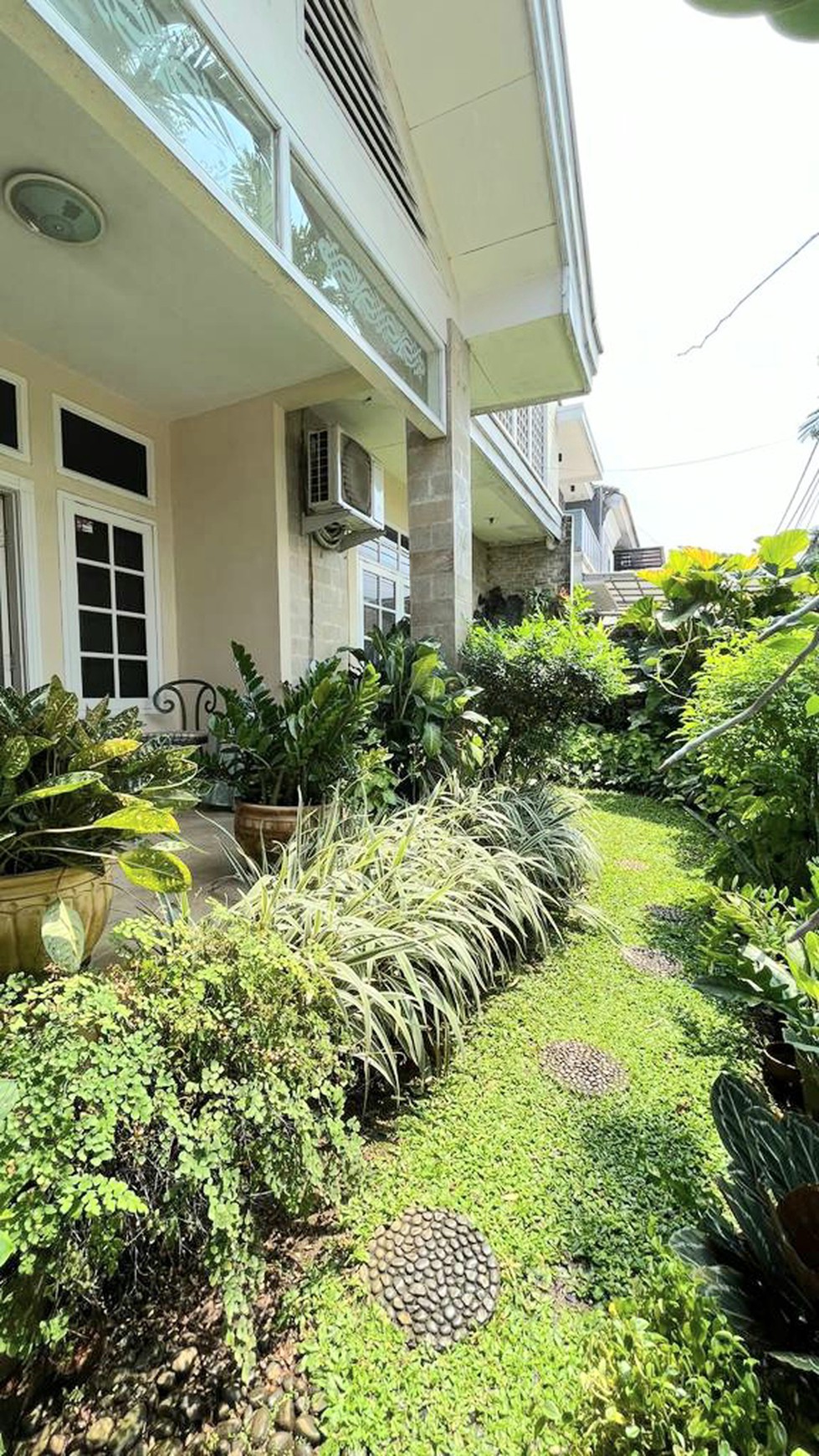 Rumah Terawat dengan Rooftop di Komplek Strategis Cinere