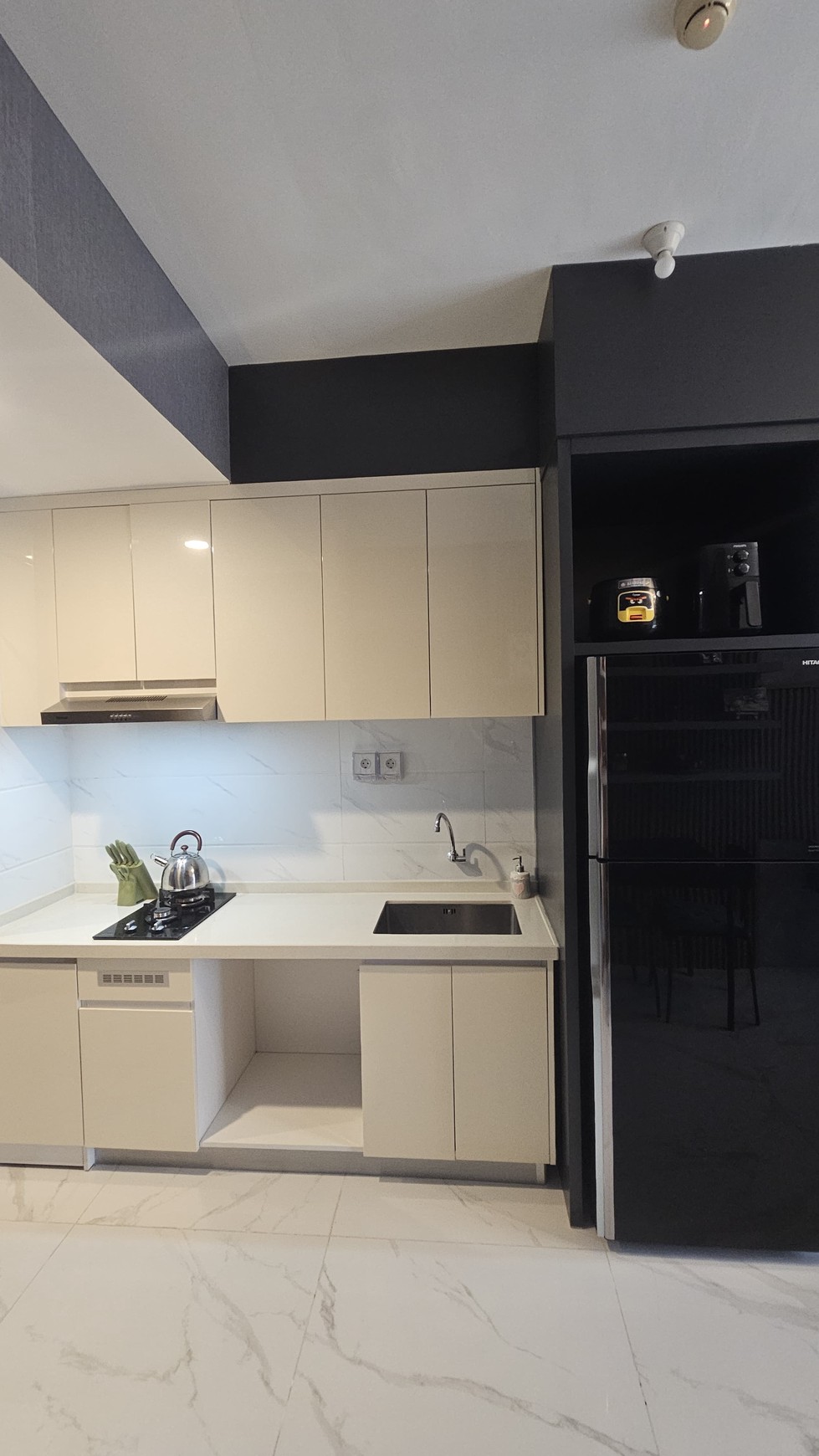 Apartemen Sky House BSD berada di samping mall aeon, dekat universitas, dan stasiun